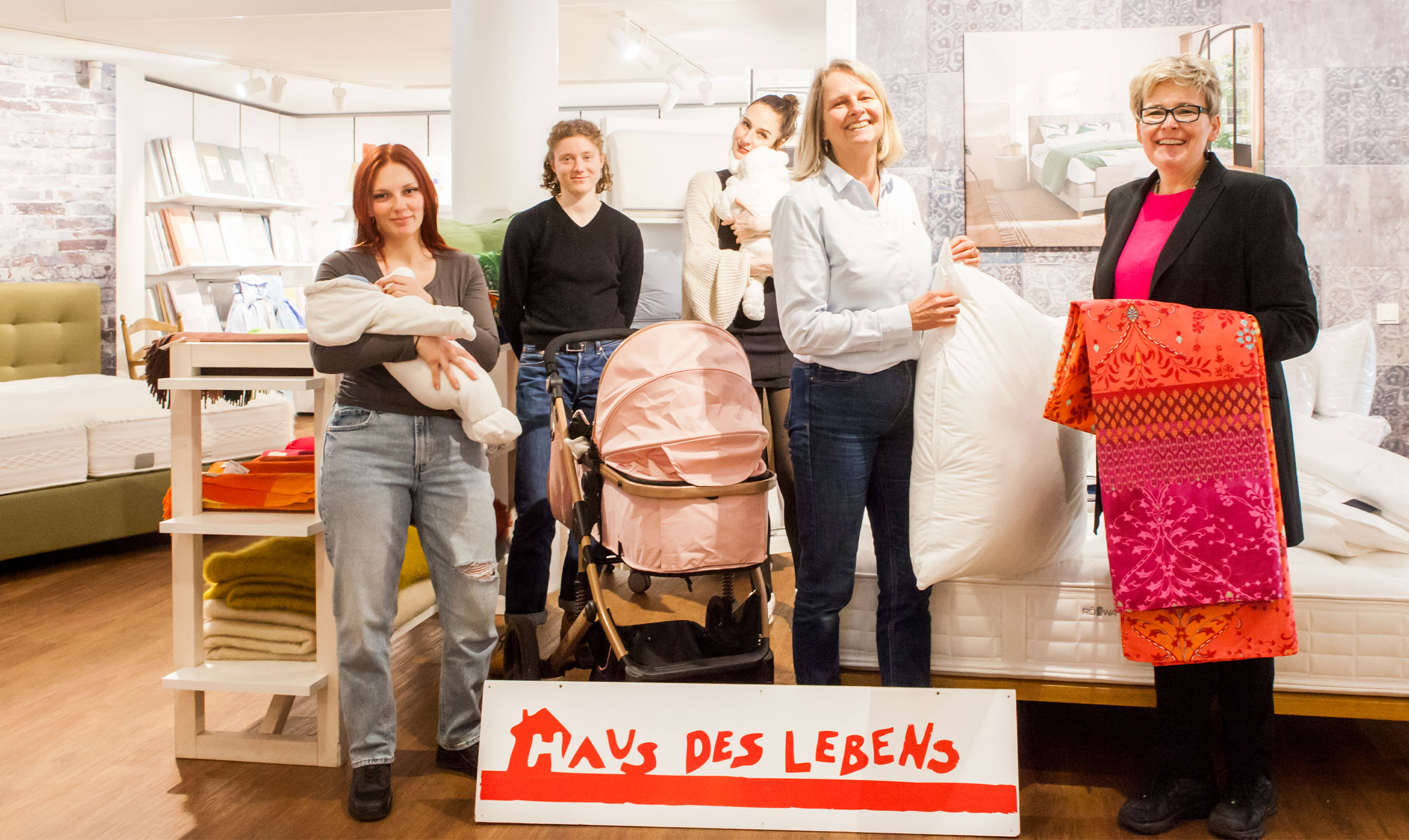 Spendenübergabe an das Haus des Lebens von Stiegeler Schlafkomfort
