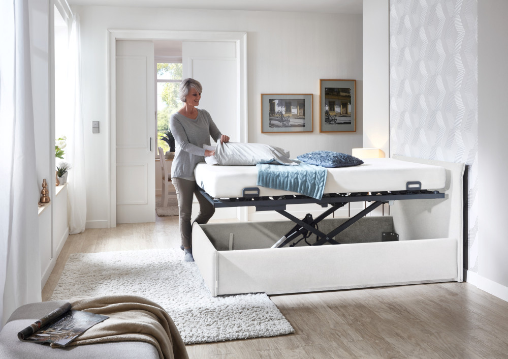 Komfortbett mit stehender Frau